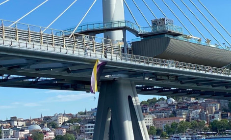 10.İstanbul Trans Onur Haftası, 14 Temmuz Uluslararası Non-binary Günü’nde Haliç Köprüsü’ne non-binary bayrağı astı | Kaos GL - LGBTİ+ Haber Portalı Haber