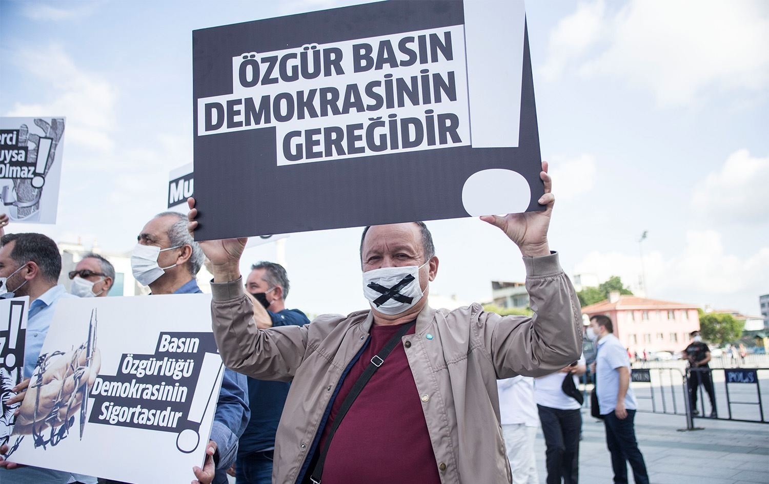 2025’te aralarında Yıldız Tar’ın da olduğu en az 39 gazeteci tutuklandı | Kaos GL - LGBTİ+ Haber Portalı