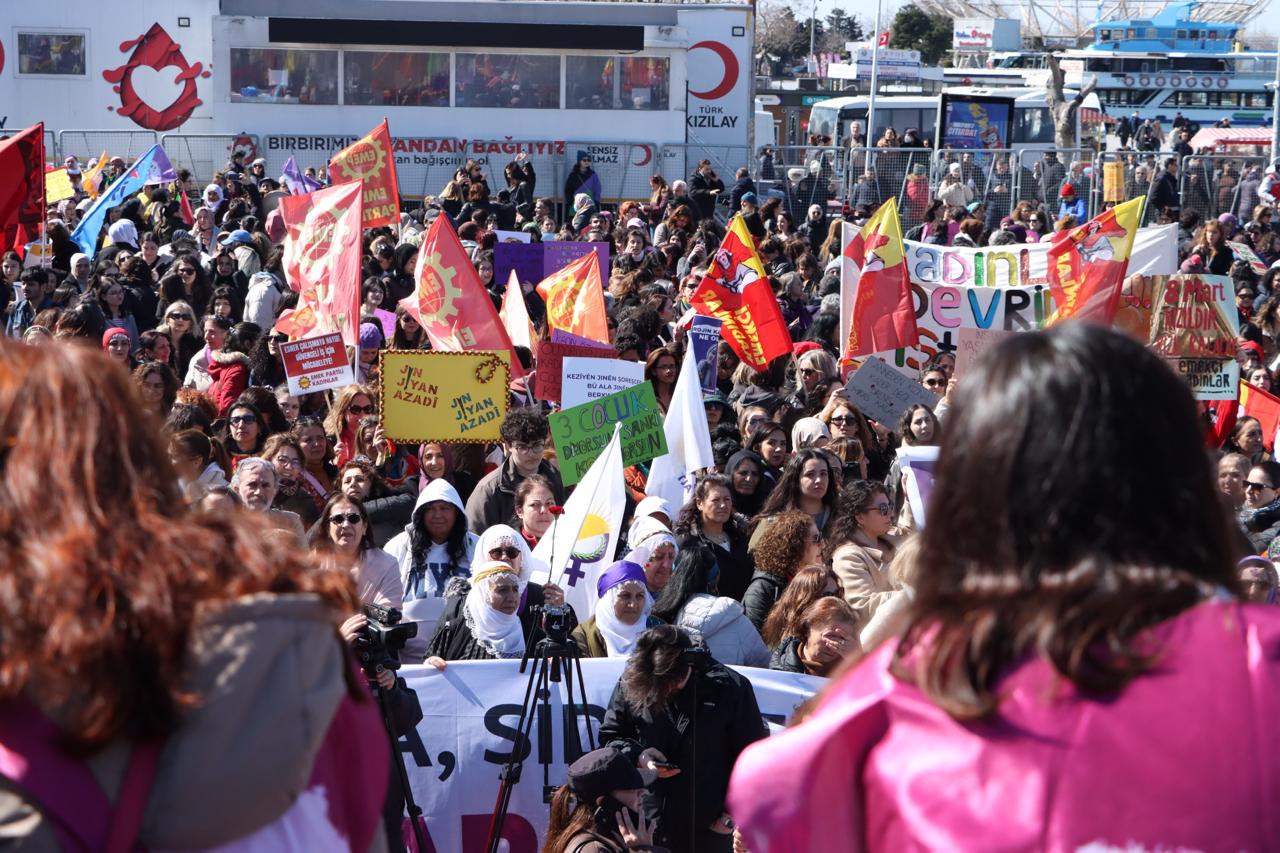 8 Mart Kadın Platformu'ndan gözaltıların serbest bırakılması çağrısı: “Kadın ve LGBTİ+ düşmanlığına karşı mücadelemiz sürecek” Kaos GL - LGBTİ+ Haber Portalı
