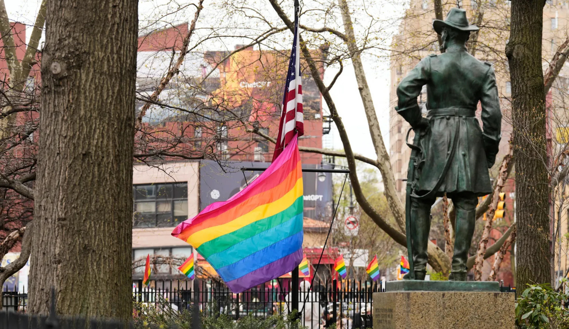 ABD: Mahkeme, Stonewall Anıtı’ndaki gökkuşağı bayrağının yeniden göndere çekilmesine hükmetti  | Kaos GL - LGBTİ+ Haber Portalı
