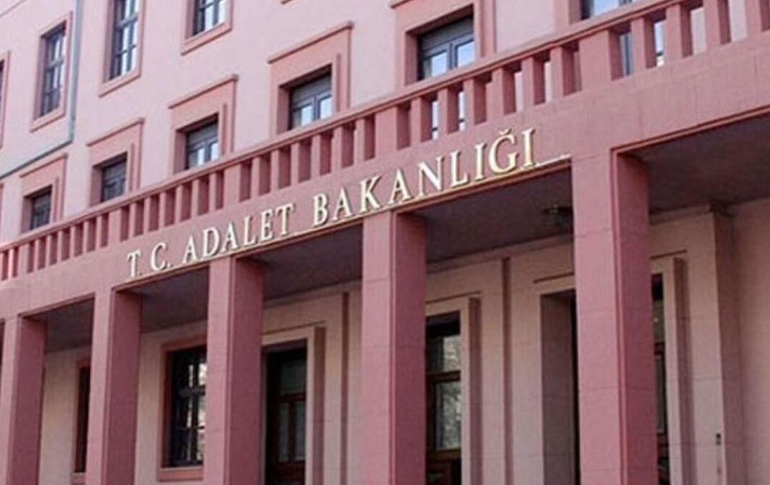 Adalet Bakanlığı, Pembe Hayat’ın LGBTİ+ karşıtı kanun teklif taslağına dair sorularını yanıtsız bıraktı | Kaos GL - LGBTİ+ Haber Portalı Haber