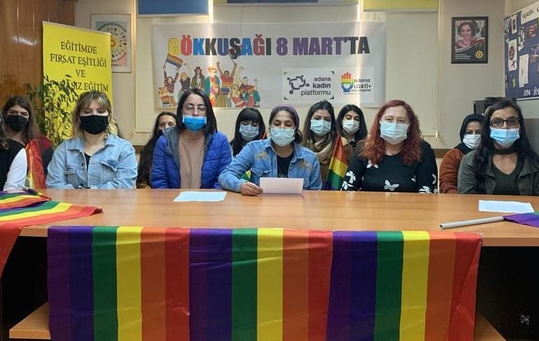 Adana 8 Mart’ında alana alınmayan gökkuşaklı materyaller Kaos GL - LGBTİ+ Haber Portalı