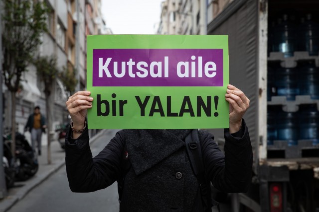 Aile Politikaları Çalıştayı Raporu yayında: Fıtrat söylemi kadınları ve LGBTİ+’ları dışlıyor, örgütlenme özgürlüğü hedef alınıyor | Kaos GL - LGBTİ+ Haber Portalı