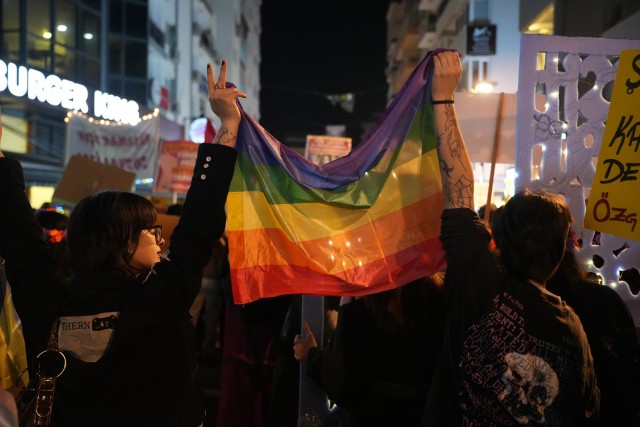 “Ailem Güvende” operasyonuna tepkiler: “LGBTİ+ örgütlerinin yakasından artık düşün!” Kaos GL - LGBTİ+ Haber Portalı