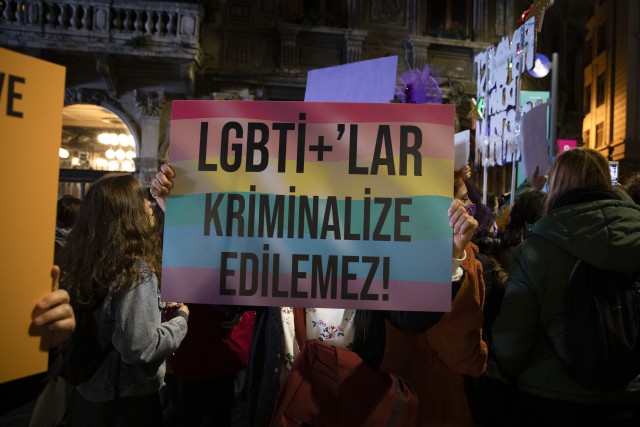 “Ailem Güvende” operasyonunda İzmir’de 16 kişi tutuklandı | Kaos GL - LGBTİ+ Haber Portalı