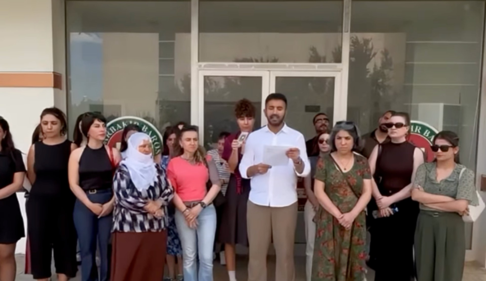 Amed’de Onur Ayı için basın açıklaması: “Yasaklara ve nefret politikalarına geçit vermeyeceğiz” Kaos GL - LGBTİ+ Haber Portalı
