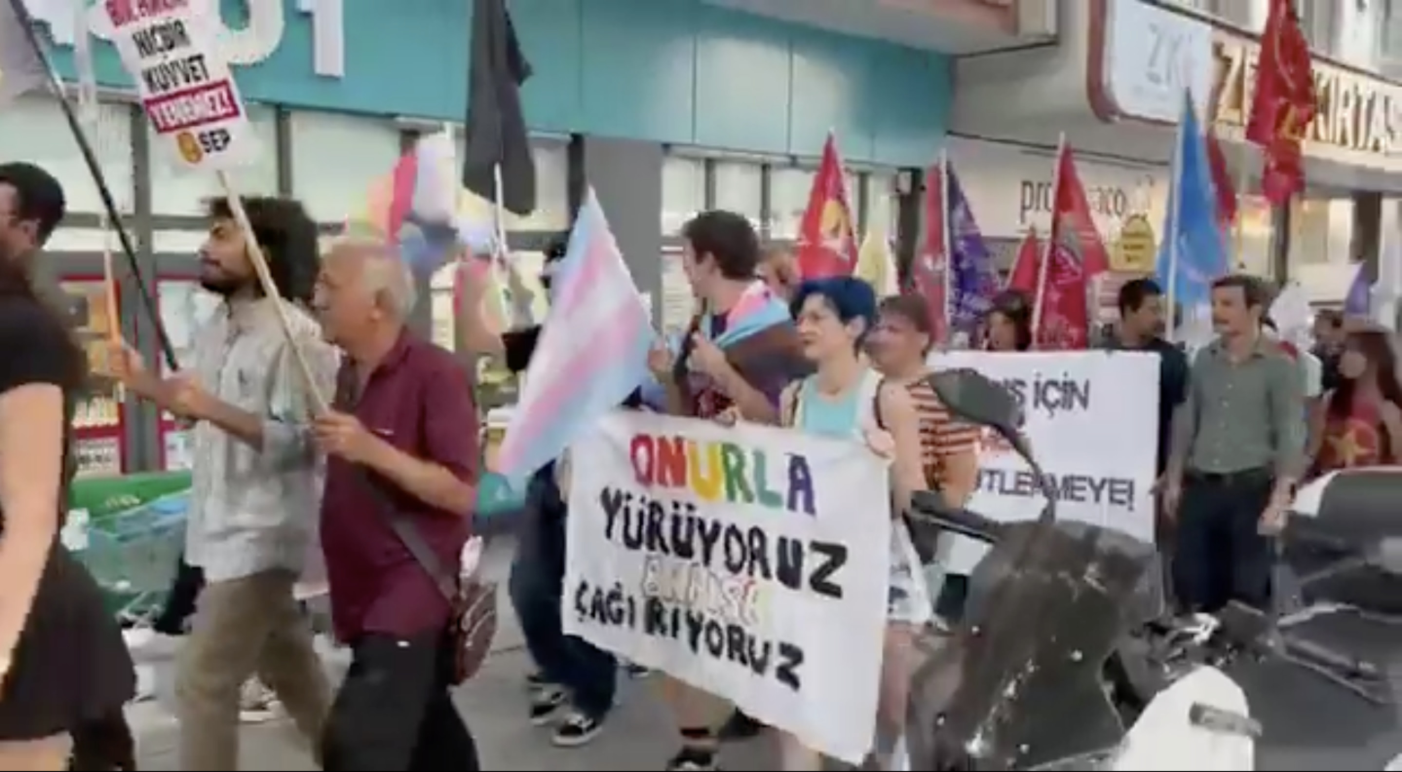 Ankara’da Barış Günü yürüyüşü: LGBTİ+’lar “Onurla yürüyoruz, barışı çağırıyoruz” dedi | Kaos GL - LGBTİ+ Haber Portalı Haber