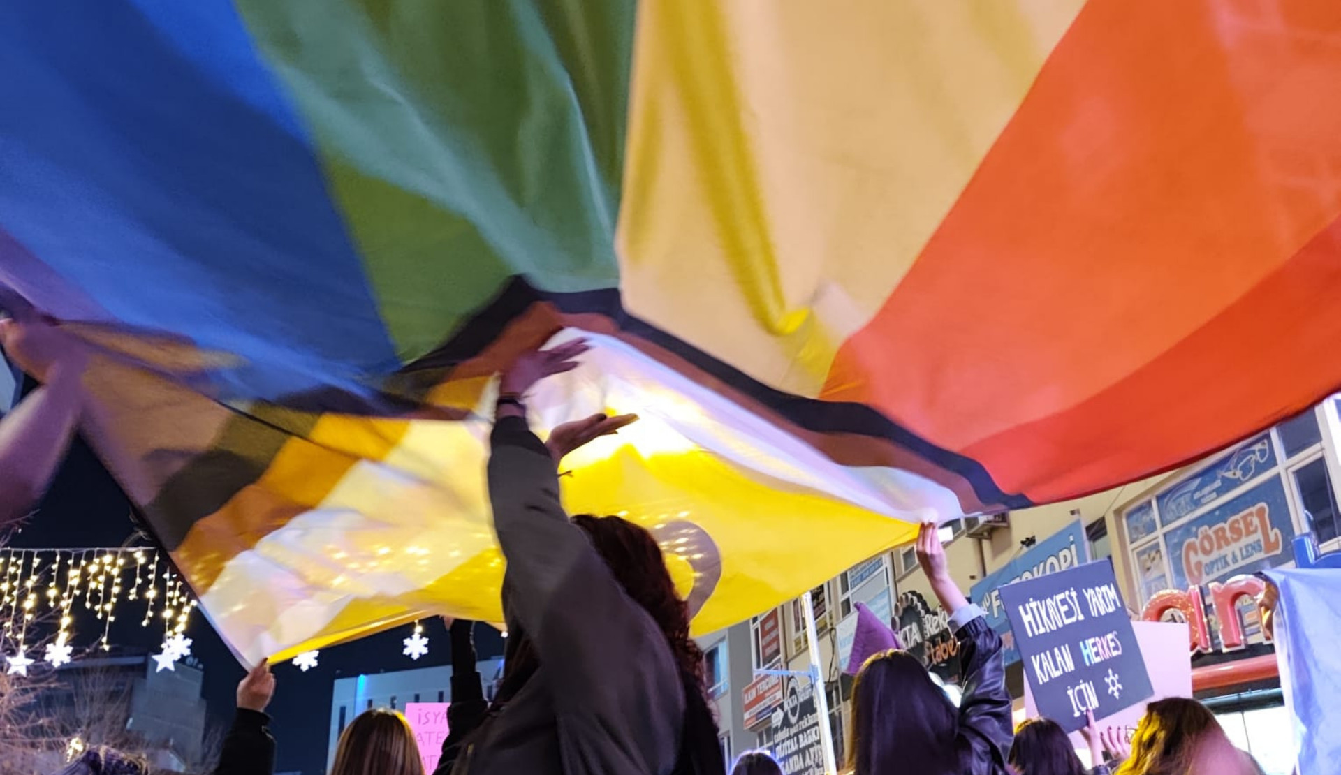 Ankara'da sokaklar kadınların ve LGBTİ+'ların isyanıyla yankılandı: "Susma haykır, lubunyalar vardır!" Kaos GL - LGBTİ+ Haber Portalı