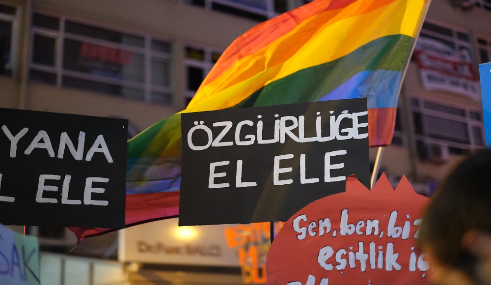 Küçük iktidarların insanlarından büyük iktidarların coğrafyasına uzanan distopyam | Kaos GL - LGBTİ+ Haber Portalı Gökkuşağı Forumu Köşe Yazısı