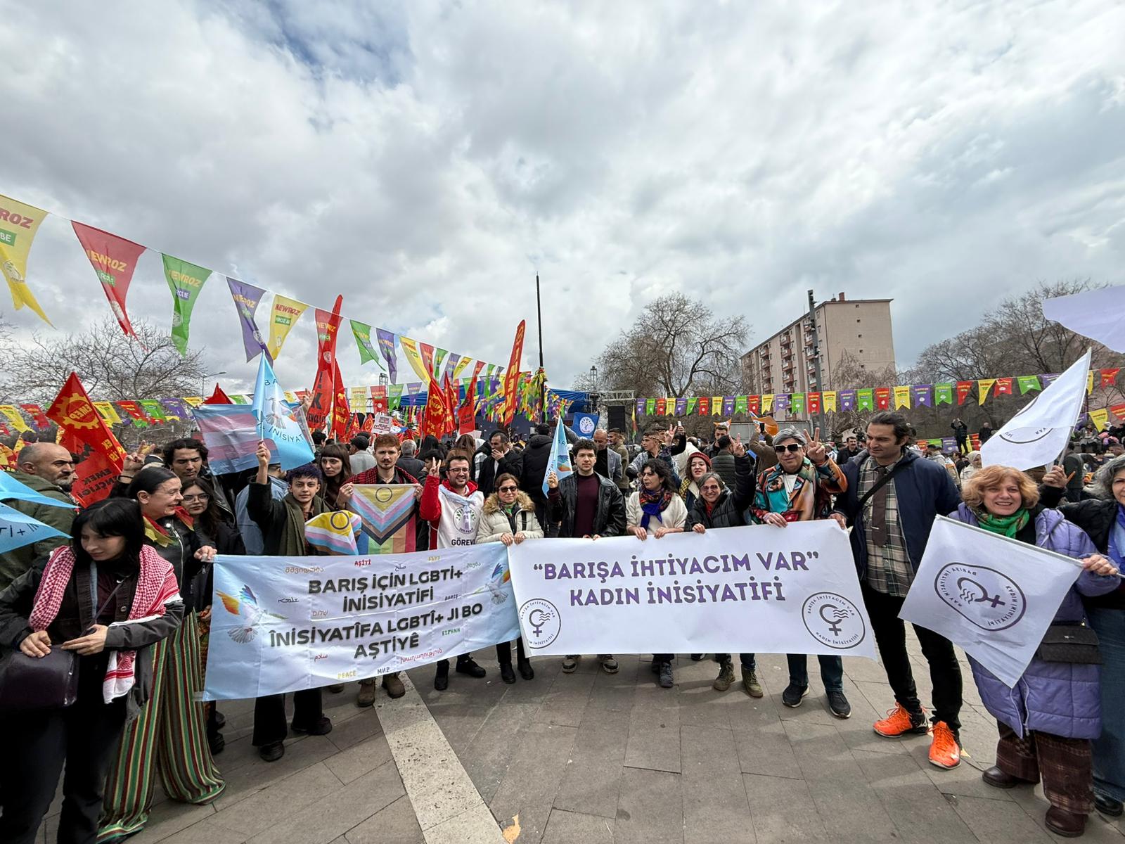 Ankara Newrozu'nda gökkuşağı bayrakları dalgalandı: "Eşit ve özgür bir yaşamı kurma irademizi büyütüyoruz!" Kaos GL - LGBTİ+ Haber Portalı