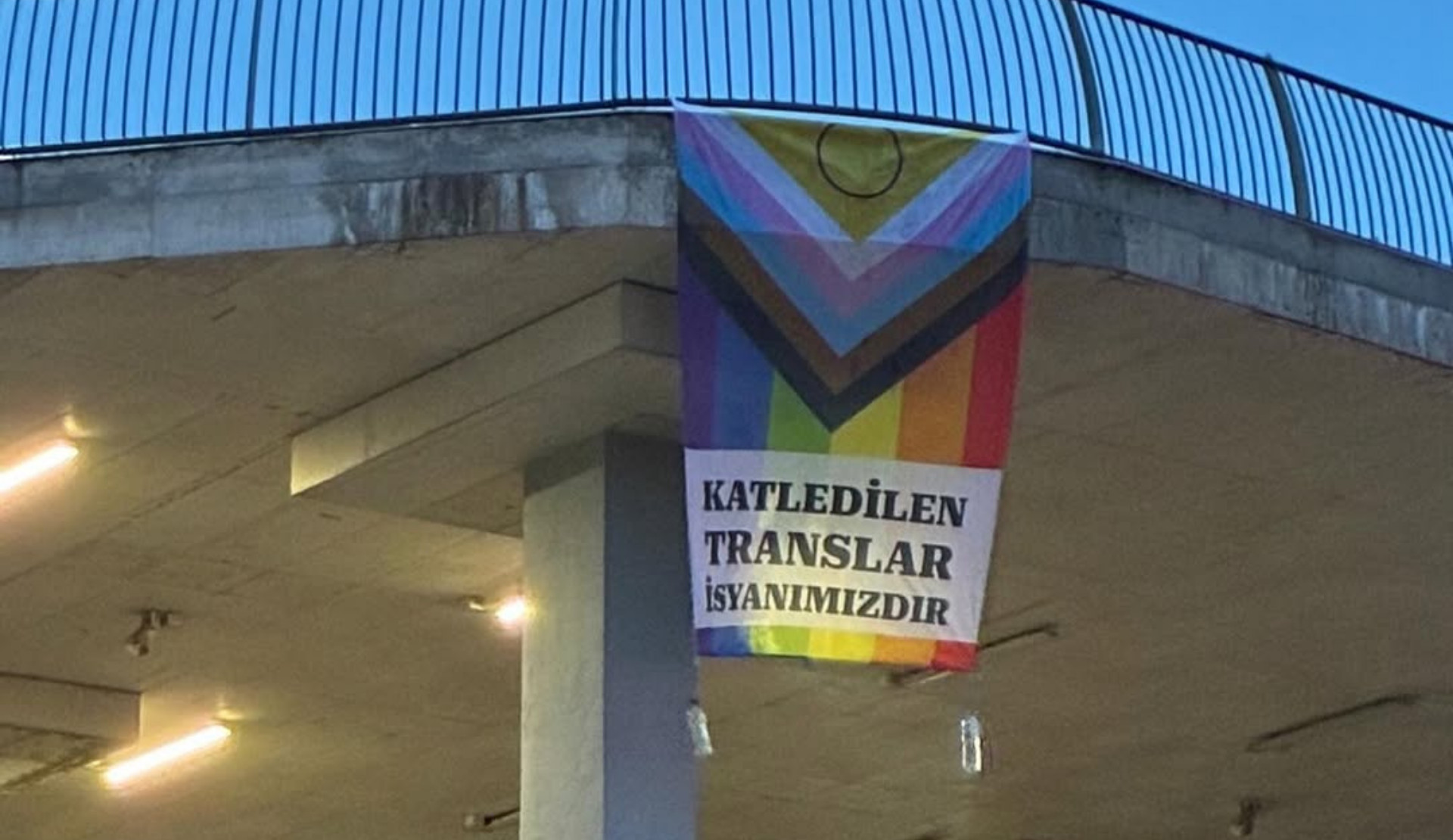 Ankara Pride, evinde ölü bulunan trans kadın Esra Koca için pankart astı: "Katledilen translar isyanımızdır" | Kaos GL - LGBTİ+ Haber Portalı