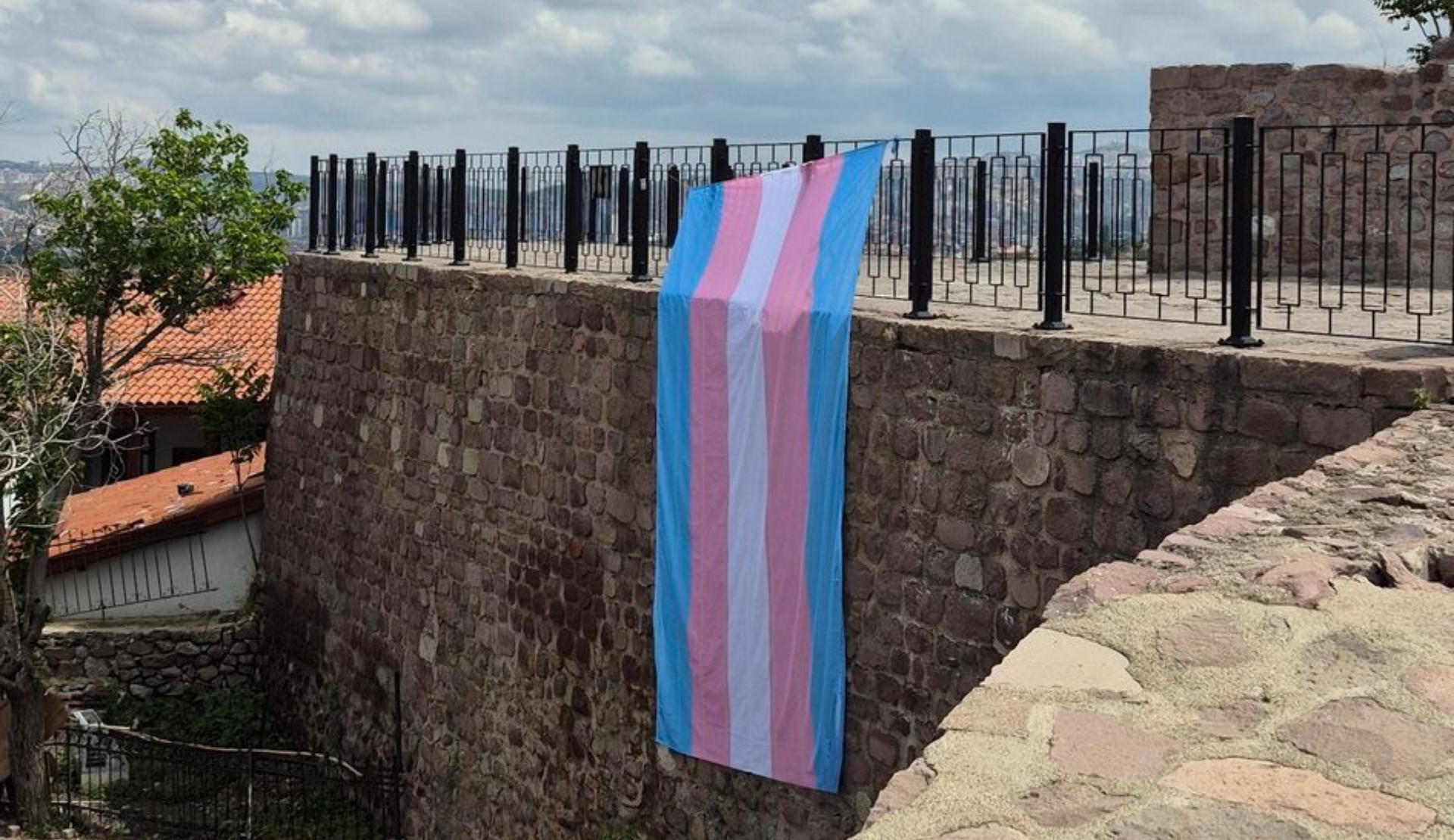 Ankara Pride, Onur Ayı’nı Ankara Kalesi’ne astığı trans bayrağı ile selamladı | Kaos GL - LGBTİ+ Haber Portalı Haber