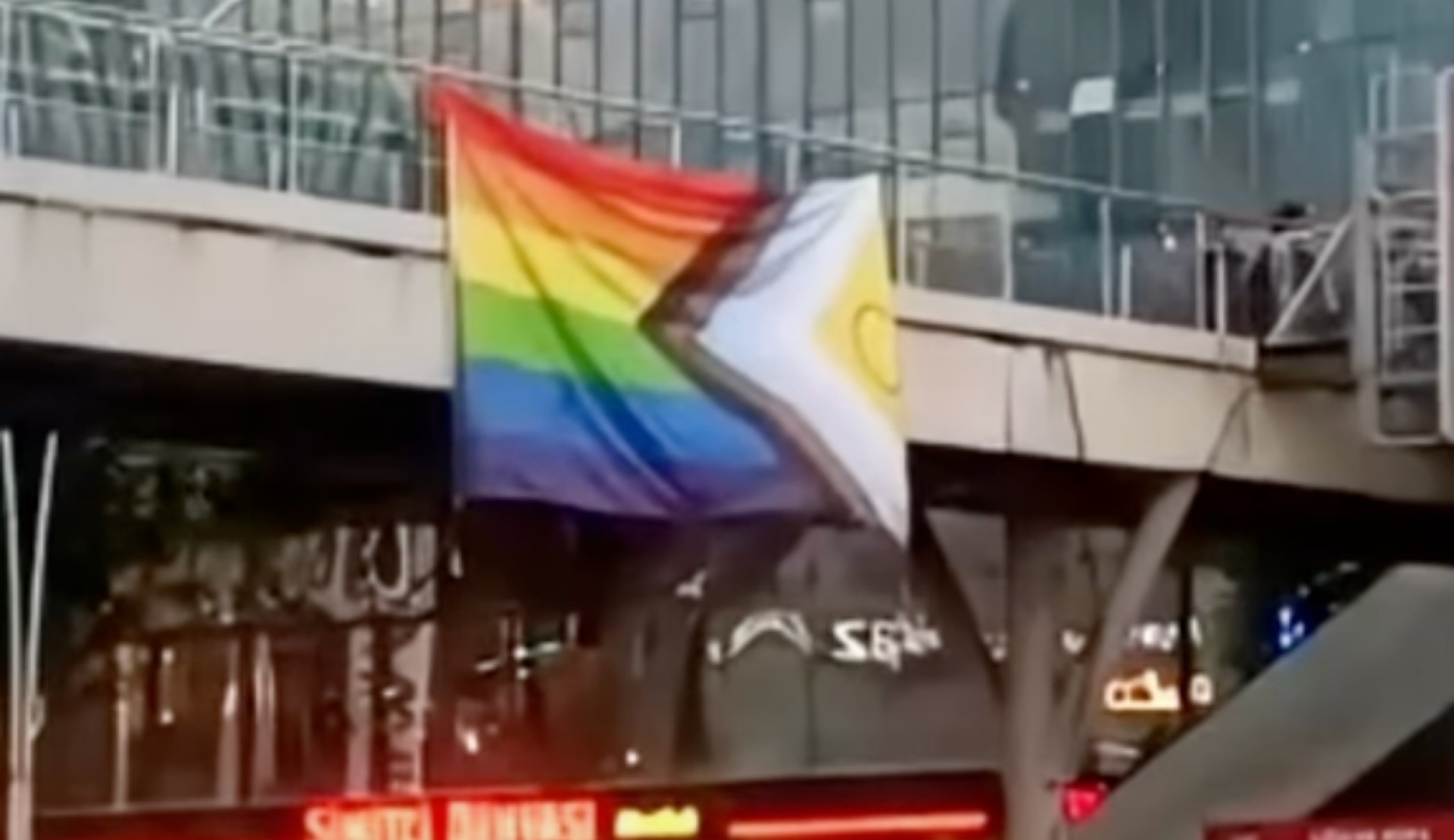 Ankara Pride, Söğütözü’nde gökkuşağı bayrağı dalgalandırdı: “Ankara’nın her hattında lubunyaların izi var!” Kaos GL - LGBTİ+ Haber Portalı