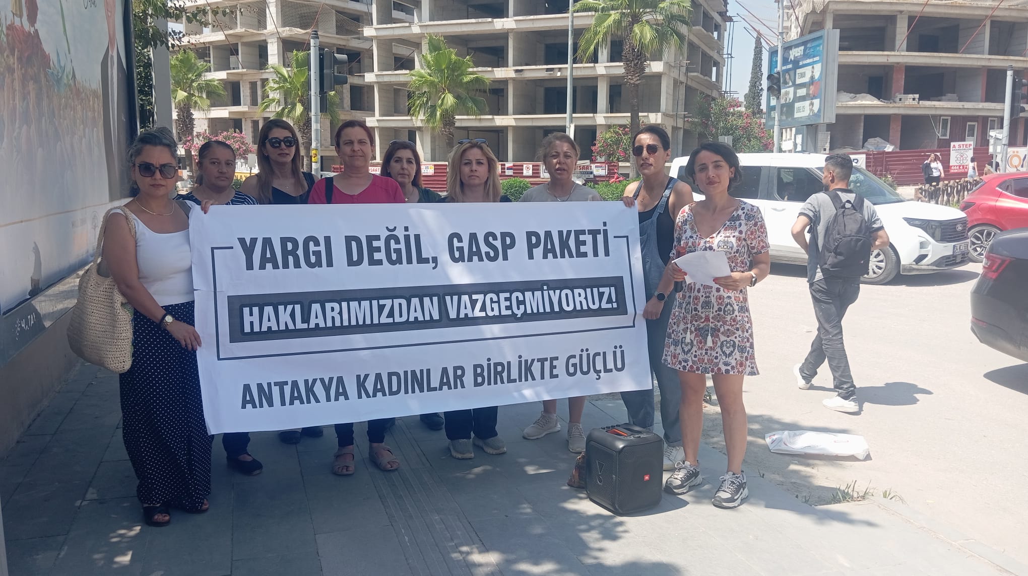 Antakya’da LGBTİ+ düşmanı yargı paketine karşı açıklama: “Yan yana durmaya devam edeceğiz” | Kaos GL - LGBTİ+ Haber Portalı