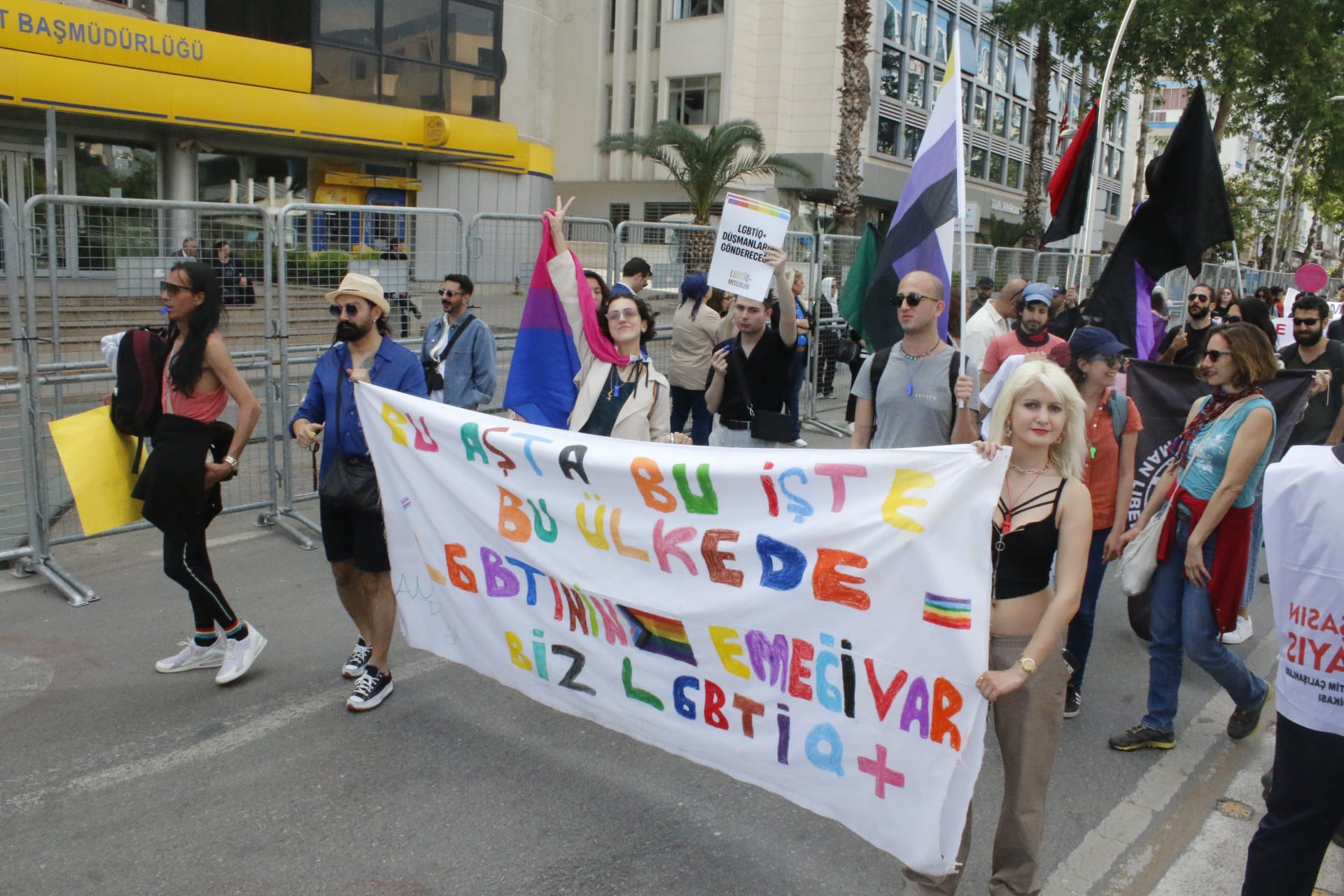 Antalya’da 1 Mayıs: Bu aşta, bu işte, bu ülkede LGBTİ’nin emeği var | Kaos GL - LGBTİ+ Haber Portalı Haber