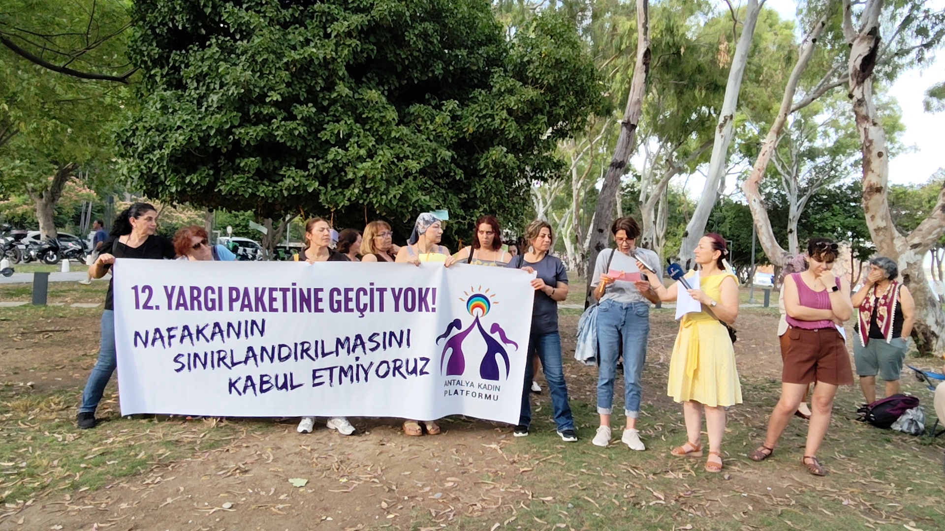Antalya Kadın Platformu'ndan LGBTİ+ düşmanı yargı paketine karşı eylem: “12. Yargı Paketi’ne geçit yok” | Kaos GL - LGBTİ+ Haber Portalı