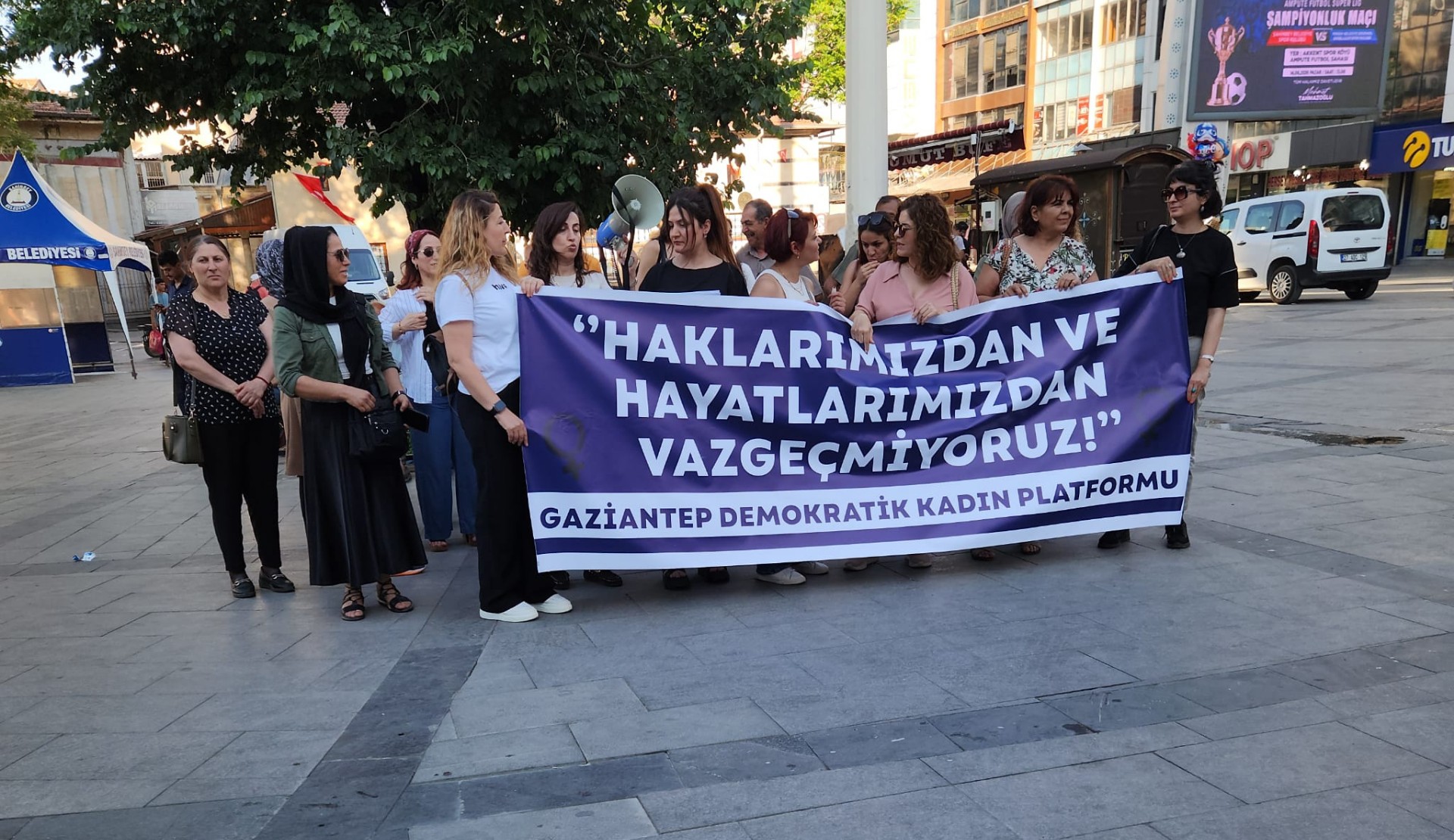 Antep’te LGBTİ+ düşmanı yargı paketine karşı eylem: “Kadınların, LGBTİ+'ların ve çocukların hakları pazarlık konusu değildir” | Kaos GL - LGBTİ+ Haber Portalı