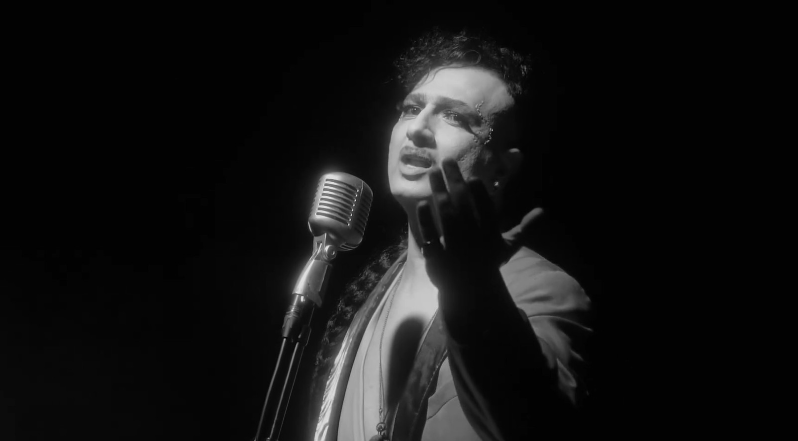 Anthony Hüseyin’den “Burası” | Kaos GL - LGBTİ+ Haber Portalı Haber