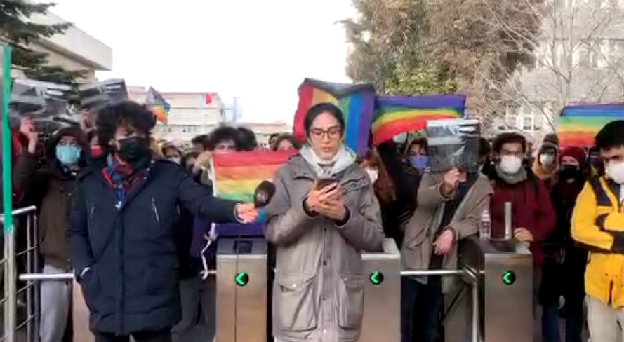 “Arkadaşlarımız serbest bırakılana dek hiçbir yere gitmiyoruz!” | Kaos GL - LGBTİ+ Haber Portalı Haber