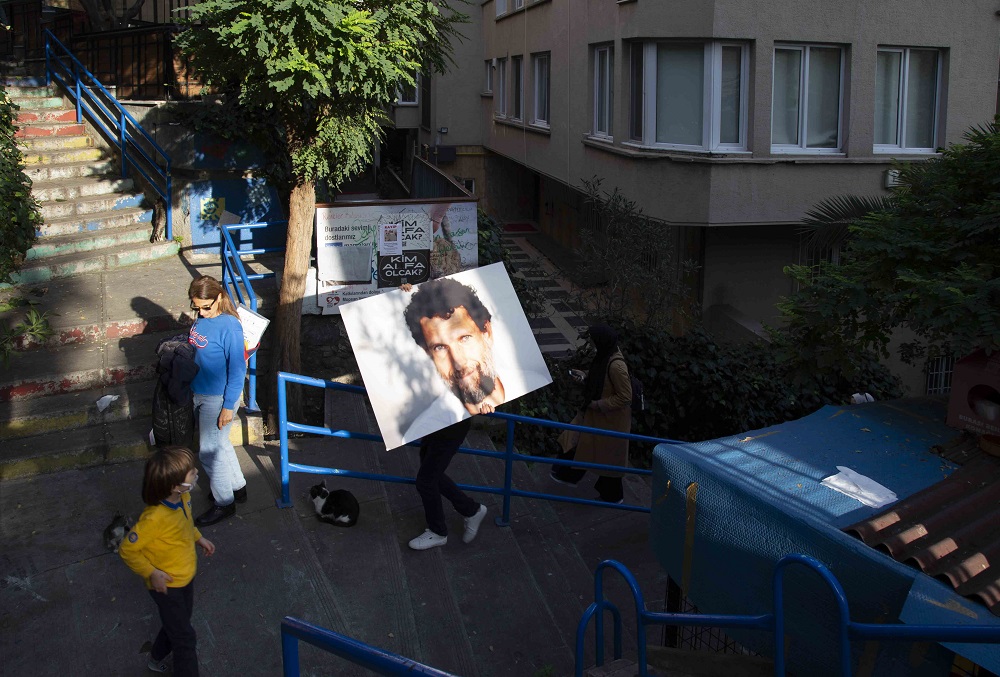 Ateş Alpar’dan “Osman Kavala, Aramızda!” performansı | Kaos GL - LGBTİ+ Haber Portalı Haber