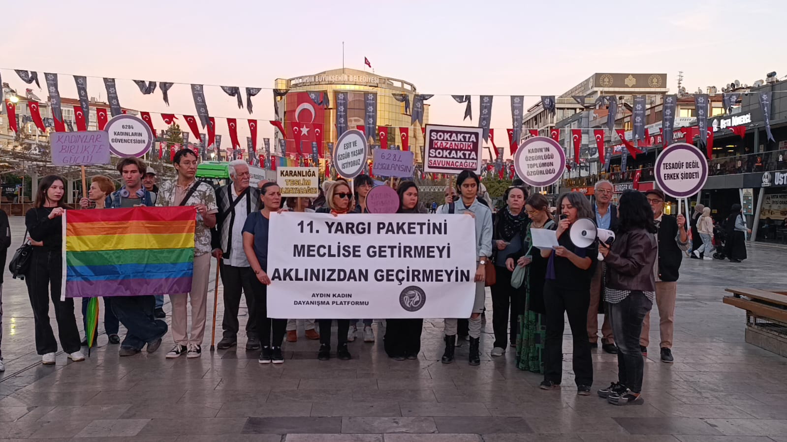 Aydın'da kadınlar ve LGBTİ+'lar yargı paketine karşı dayanışma mesajı verdi: "Nefretin meşrulaştırılmasına izin vermeyeceğiz!" Kaos GL - LGBTİ+ Haber Portalı
