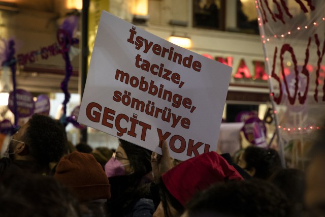 “Ayrımcı davranışlar, cinsel taciz ve şiddet, eşitsiz çalışma yaşamının göstergeleridir” Kaos GL - LGBTİ+ Haber Portalı