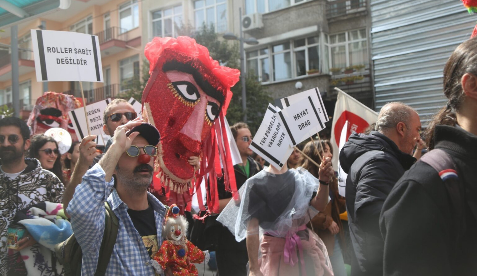 Bahar Pride, İstanbul’da yapıldı: “Bize ayrılan dar kadroları, tek tip kostümleri, ezberlenmiş replikleri kabul etmiyoruz” Kaos GL - LGBTİ+ Haber Portalı