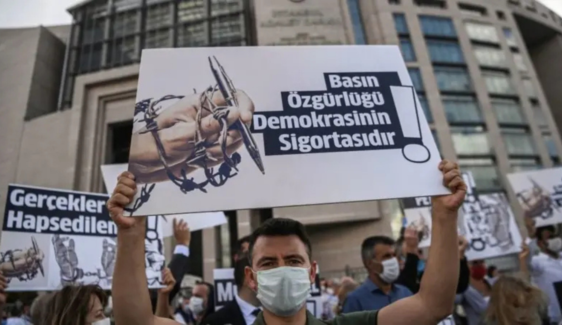 Basın özgürlüğündeki 6 yıllık bilanço Meclis’te açıklandı: "420 gazeteci gözaltına alındı, 145 gazeteci tutuklandı" Kaos GL - LGBTİ+ Haber Portalı