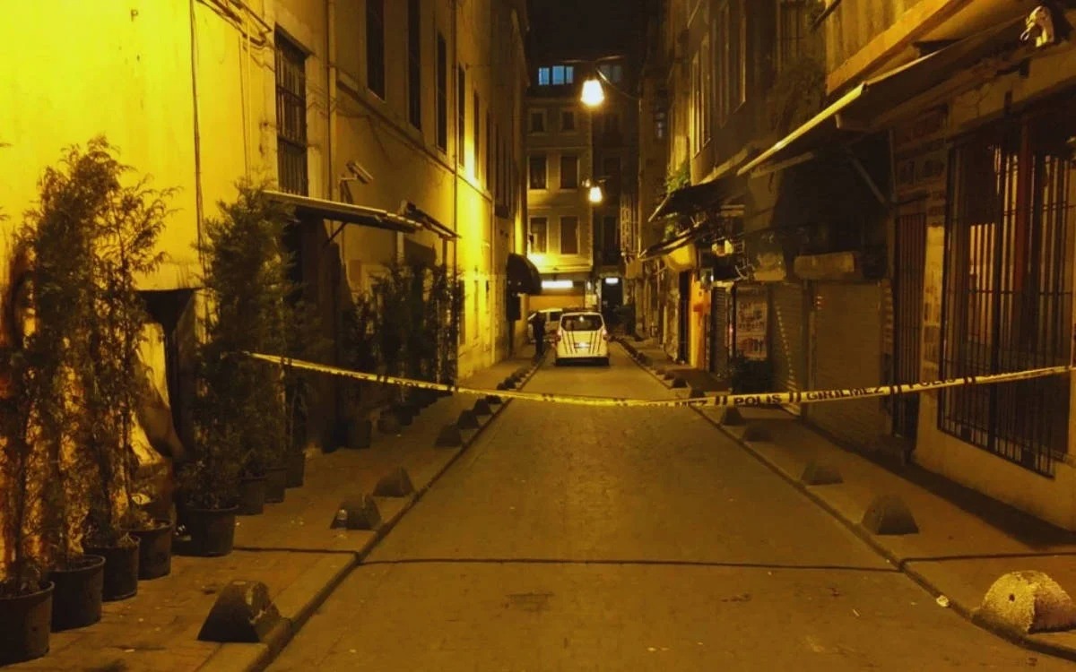 Beyoğlu’nda trans kadınların evlerine polis baskını: “Ne geçinmek için çalışabiliyoruz ne de bir yere sığınabiliyoruz” Kaos GL - LGBTİ+ Haber Portalı