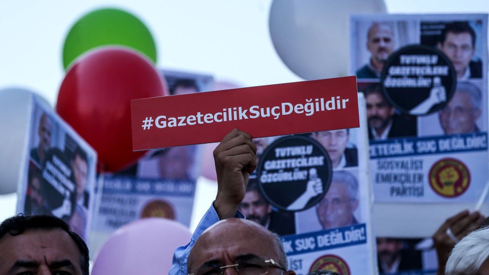 BİA Medya Gözlem Raporu: Gazetecilere yönelik baskıda kaygı verici bir üst aşamaya geçildi | Kaos GL - LGBTİ+ Haber Portalı Haber