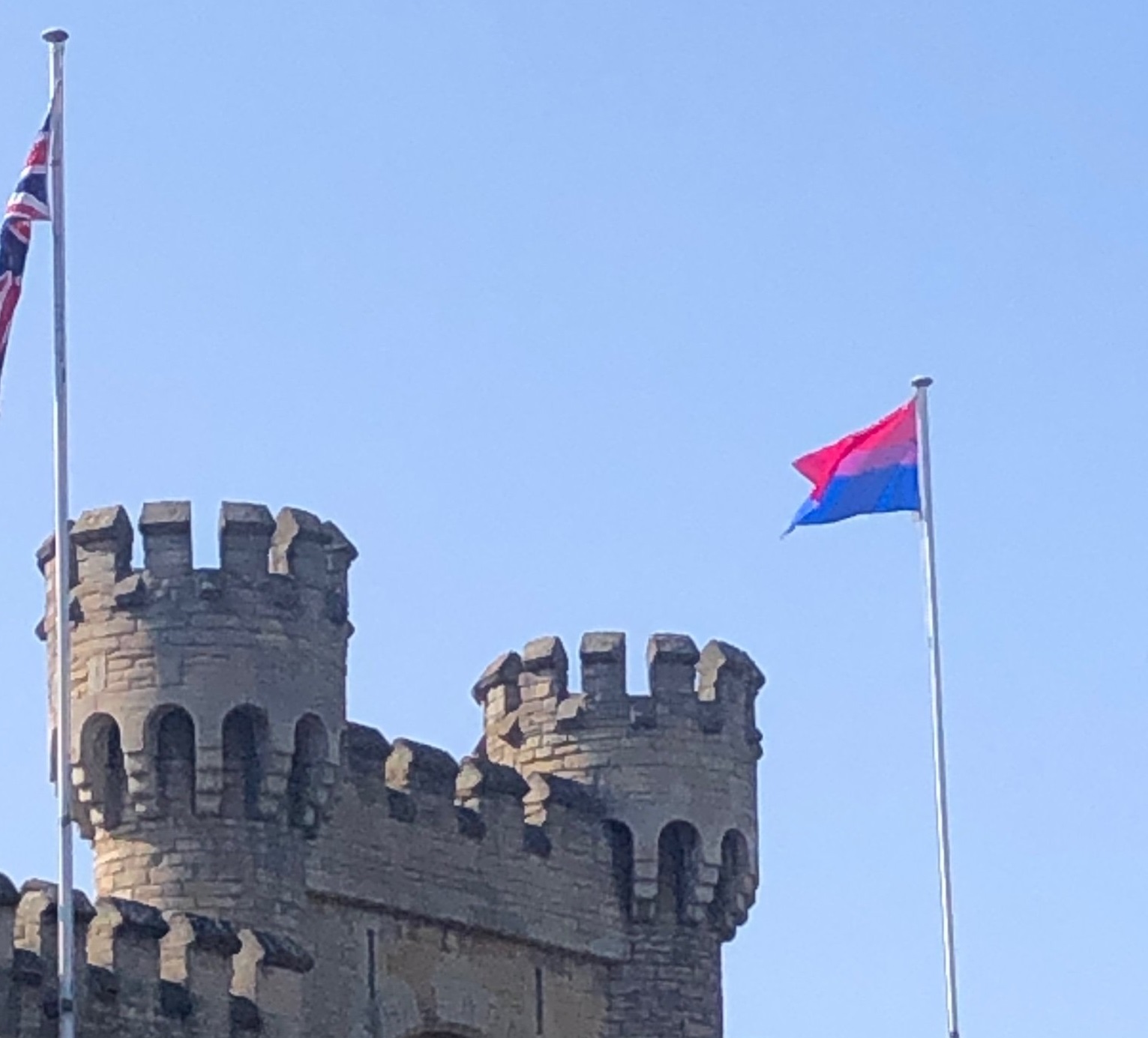 Biseksüel bayrağı Oxford Kalesi’ne asıldı | Kaos GL - LGBTİ+ Haber Portalı Haber