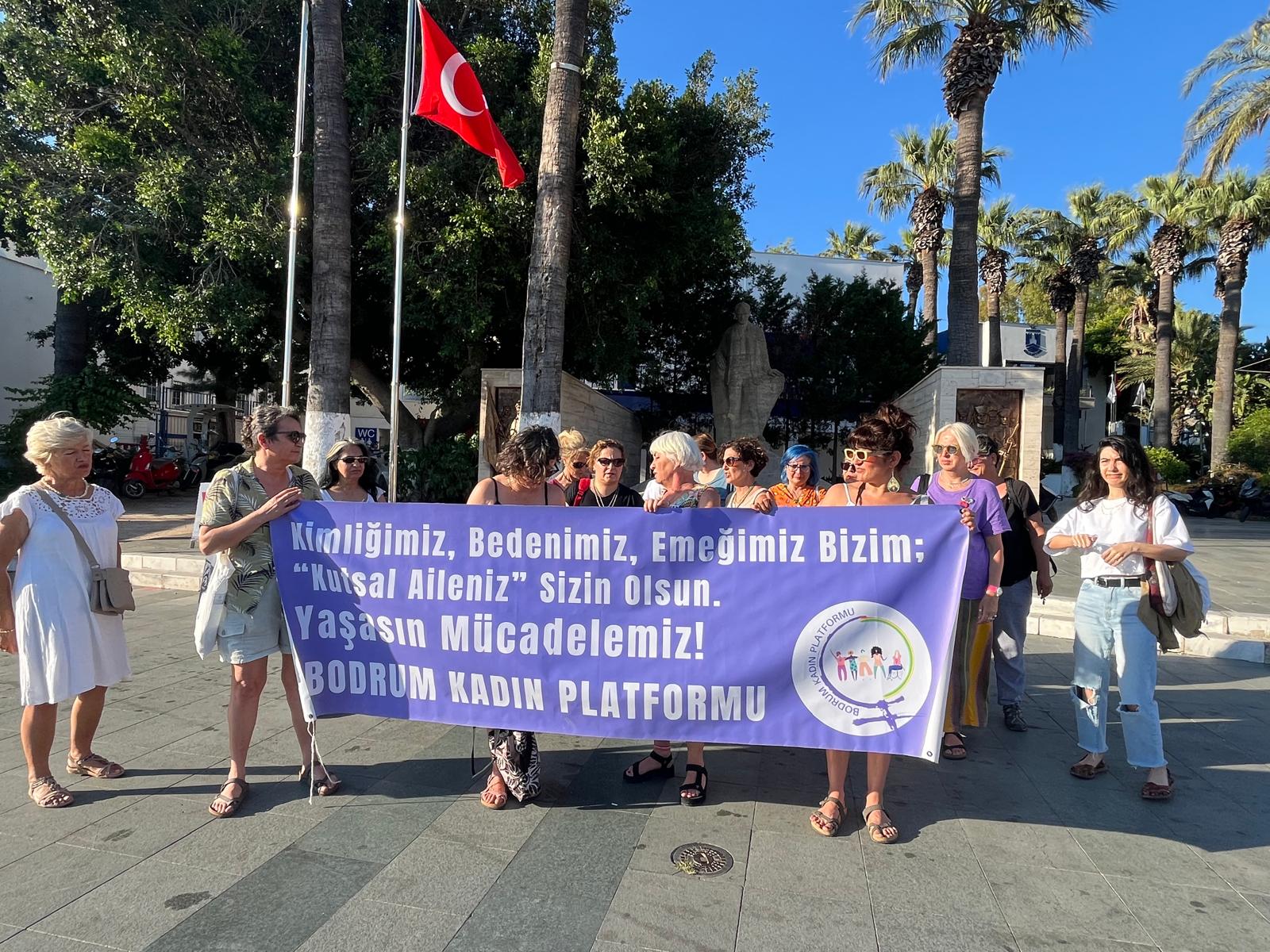 Bodrum’da LGBTİ+ düşmanı 12. Yargı Paketi’ne karşı eylem: “LGBTİ+’ların sesini kısamayacaksınız” | Kaos GL - LGBTİ+ Haber Portalı