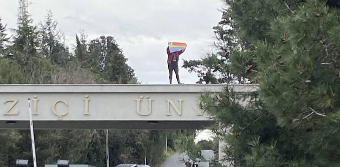 Boğaziçi Üniversitesi, gökkuşağı bayrağı açan öğrenciye soruşturma başlattı Kaos GL - LGBTİ+ Haber Portalı