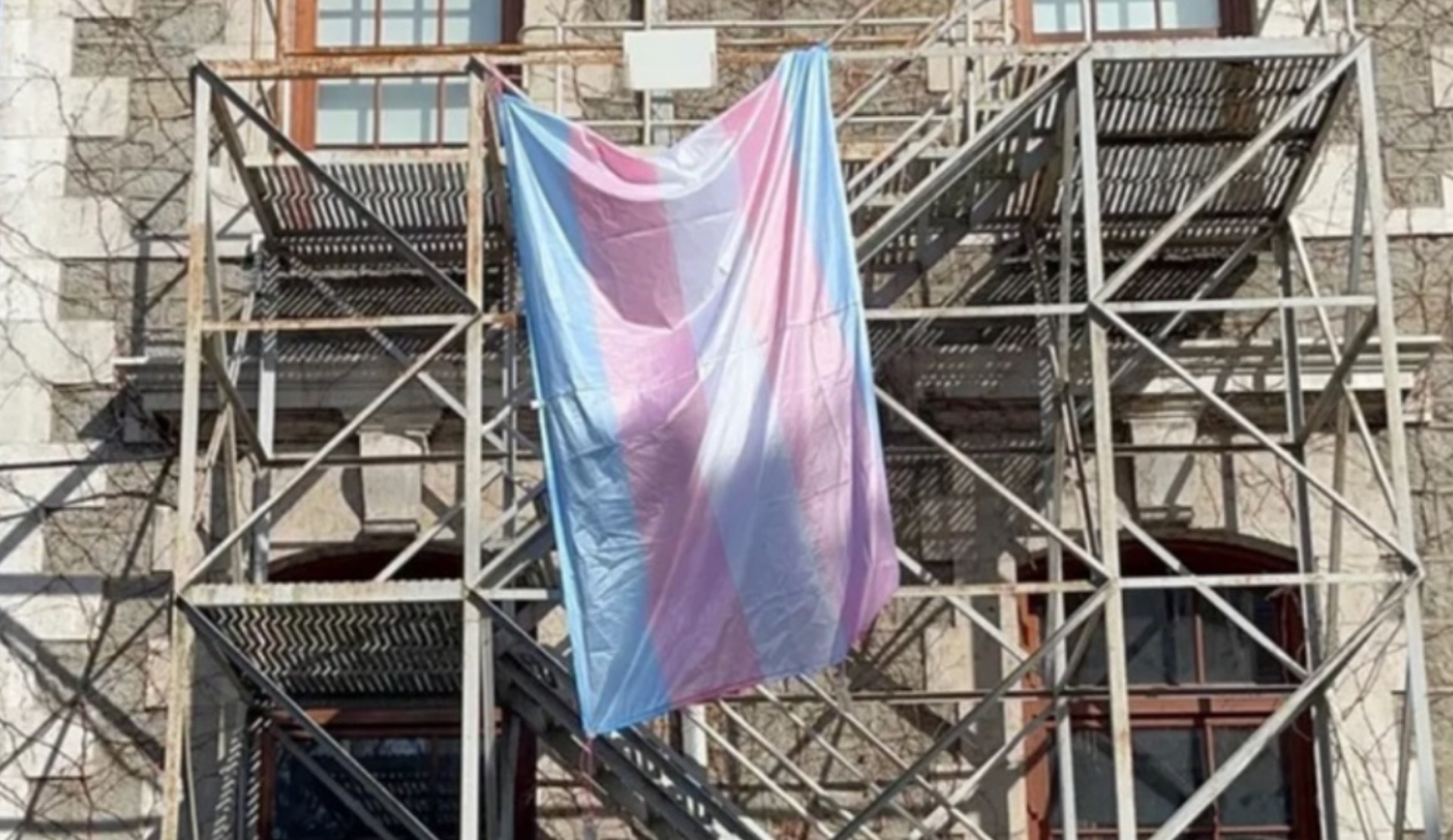 Boğaziçi Üniversitesi, trans bayrağı astığı iddiasıyla bir mezunun kartını 5 yıl süreyle iptal etti! Kaos GL - LGBTİ+ Haber Portalı