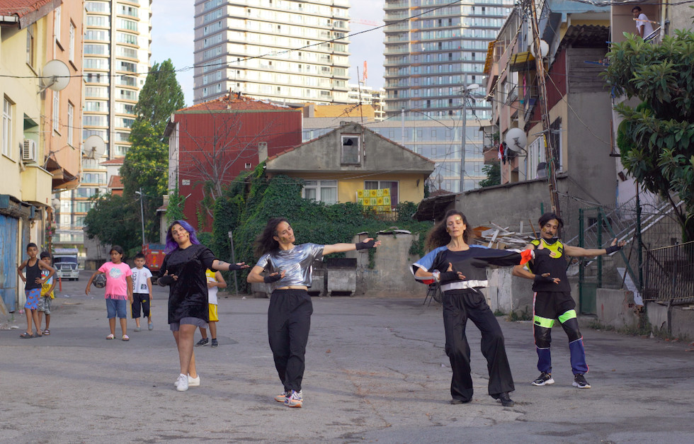 “Bu ödülü onur yürüyüşçülerine ithaf etmek istiyorum” | Kaos GL - LGBTİ+ Haber Portalı Haber