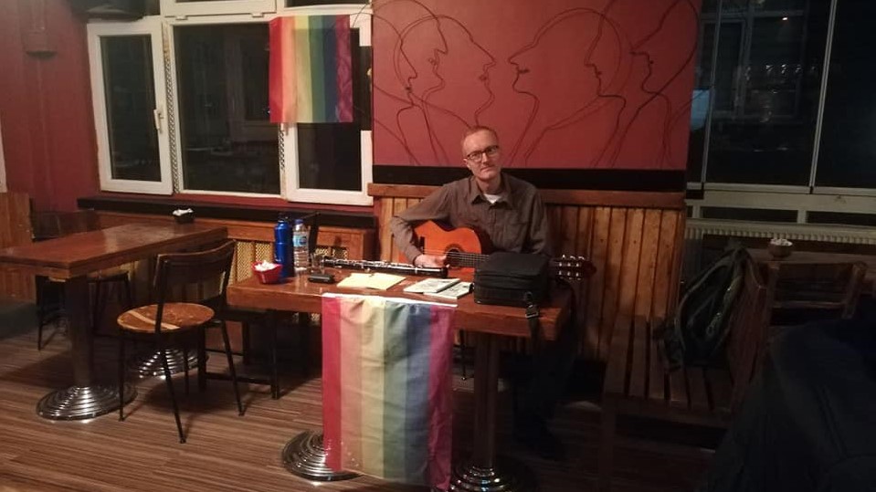 Buğra Giritlioğlu kitaplarını imzaladı Kaos GL - LGBTİ+ Haber Portalı