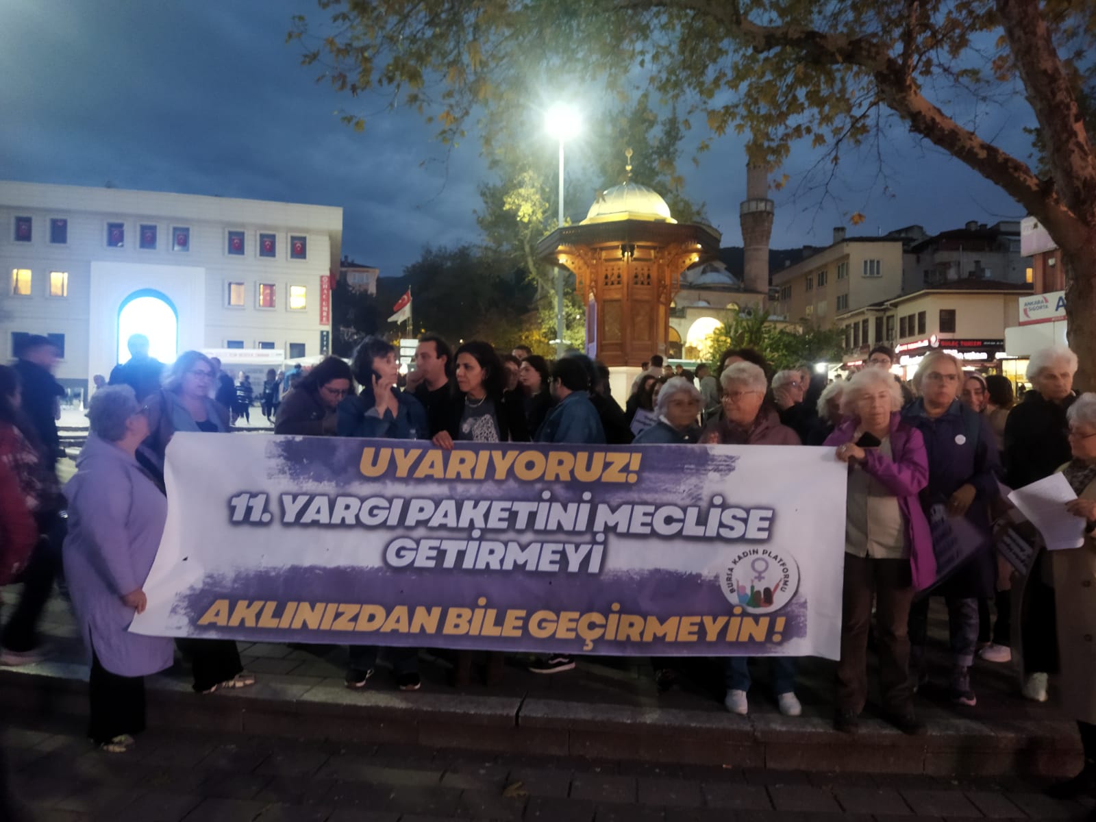 Bursa’da kadınlar ve LGBTİ+’lar tüm engellere rağmen yargı paketine karşı yürüdü: “Suskun değiliz, sokaktayız!” | Kaos GL - LGBTİ+ Haber Portalı