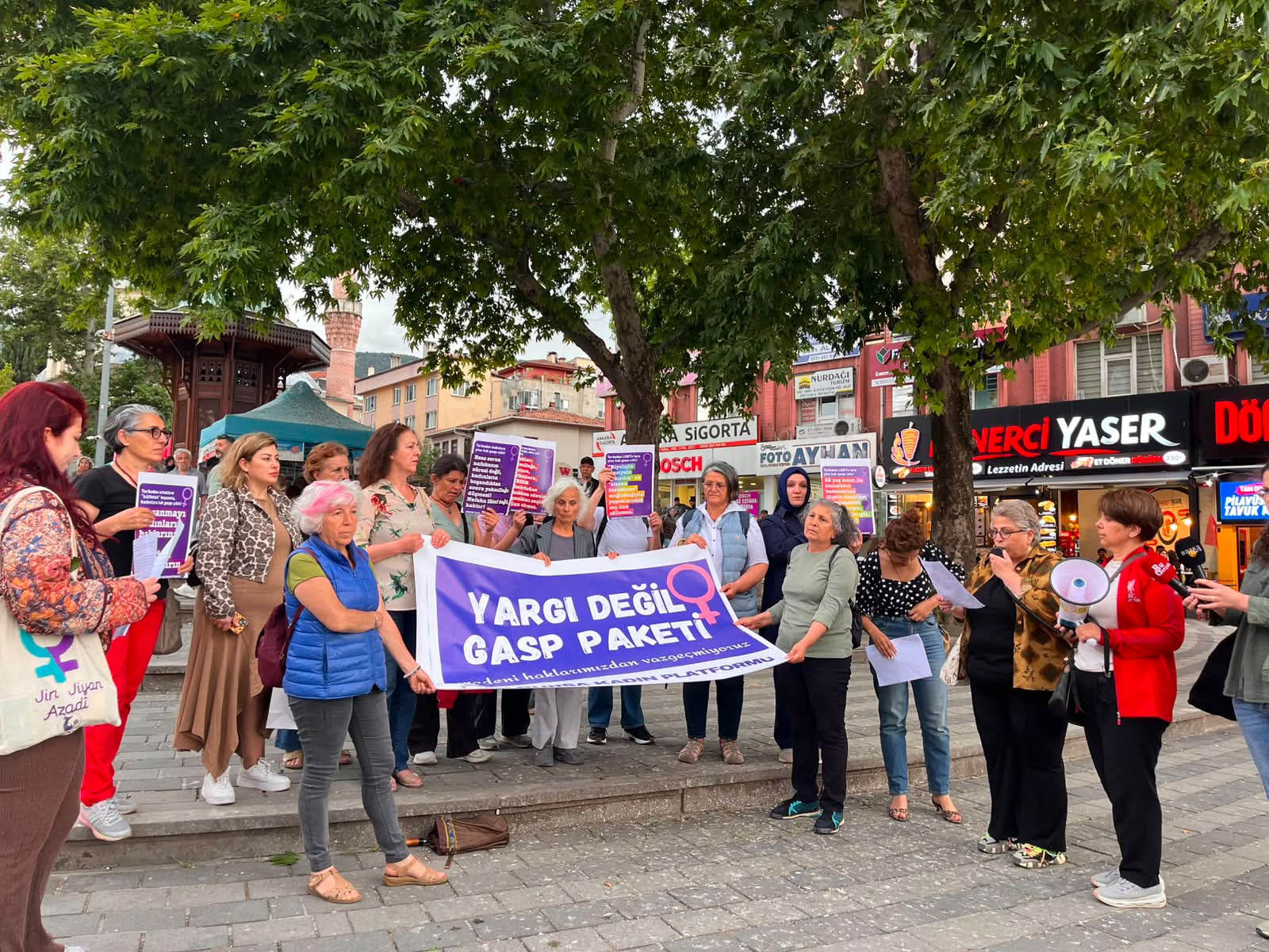 Bursa Kadın Platformu’ndan 12. Yargı Paketi’ne tepki: “Bu düzenleme kadınlara, LGBTİ+’lara ve çocuklara açık bir saldırı” Kaos GL - LGBTİ+ Haber Portalı