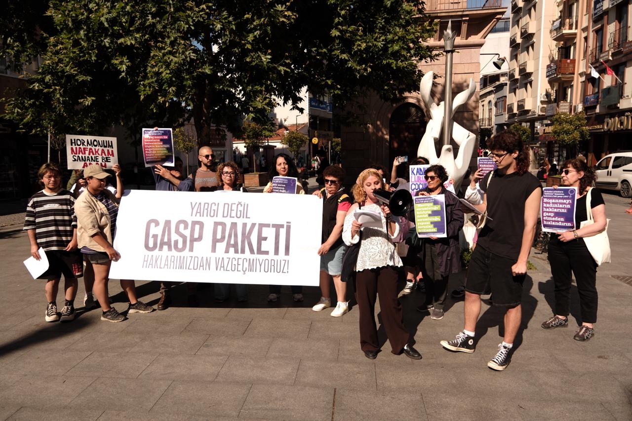 Çanakkale’de kadınlar ve LGBTİ+’lar 12. Yargı Paketi’ne karşı bir aradaydı: “Hayatlarımızı denetlemeye çalışan bu düzenlemeleri kabul etmiyoruz” | Kaos GL - LGBTİ+ Haber Portalı