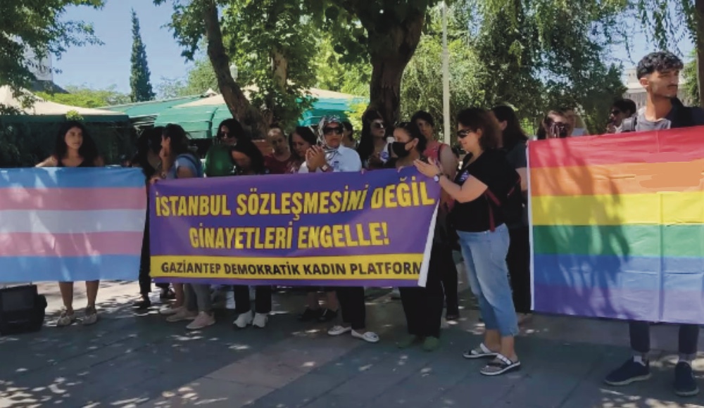 “Çocukların geleceğini karartmayı iyi bilirsiniz, bizler de tek tip aile dayatmasına karşı aşkımızla mücadele etmeyi iyi biliriz!” Kaos GL - LGBTİ+ Haber Portalı