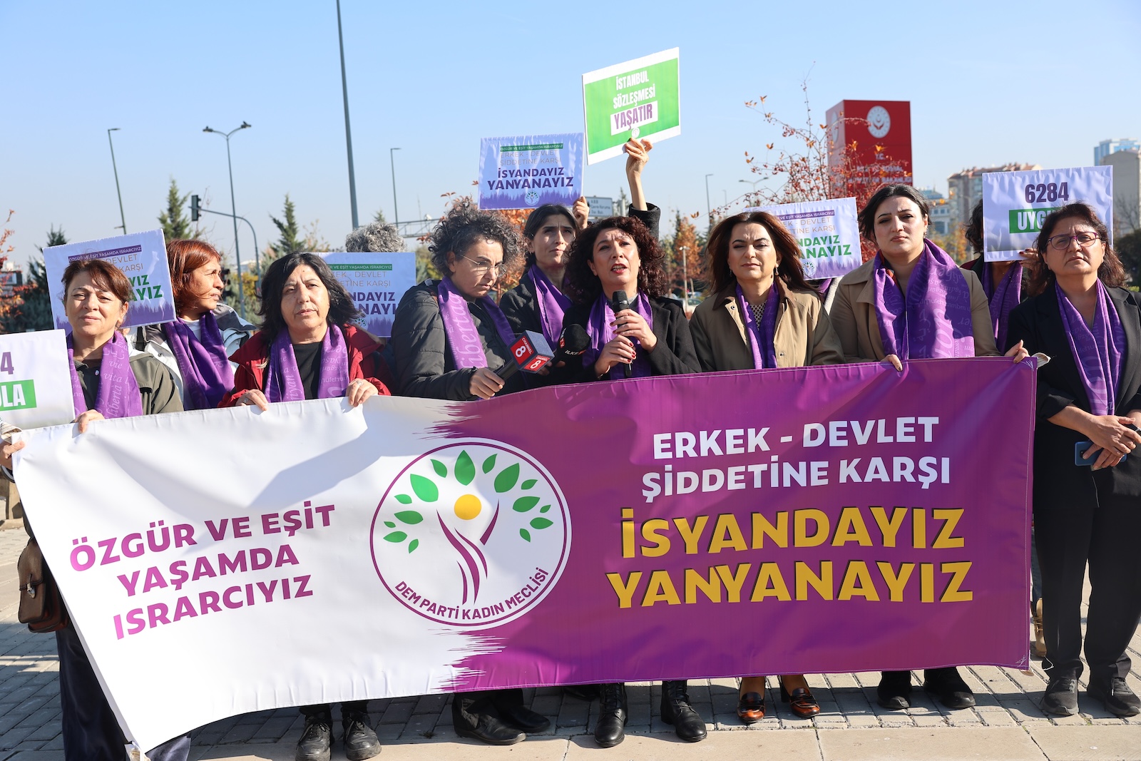 DEM Parti Aile Bakanlığı önünde: Nefret cinayetlerine karşı örgütlü mücadelemizi büyüteceğiz Kaos GL - LGBTİ+ Haber Portalı