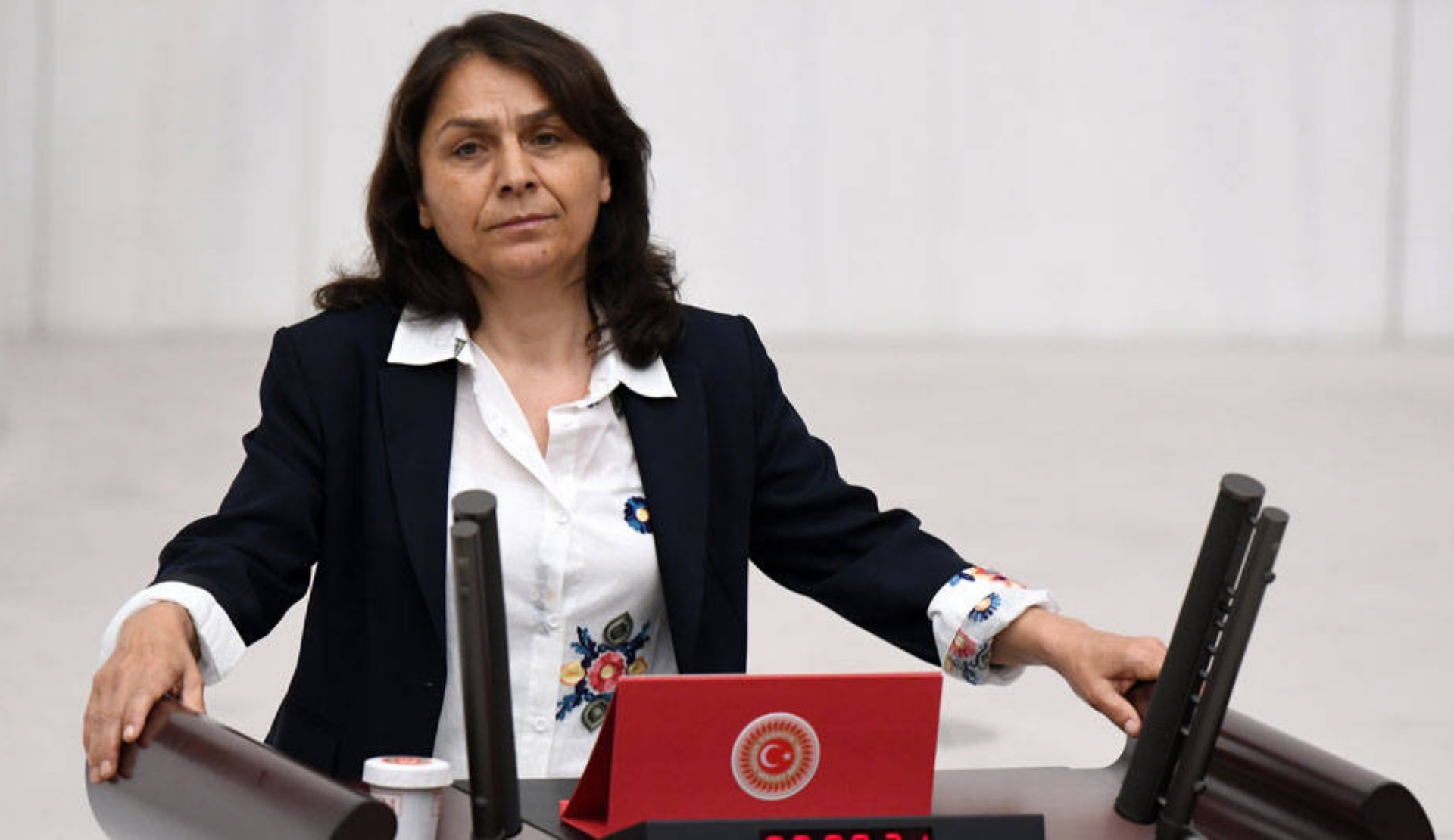 DEM Partili Özgül Saki’den LGBTİ+ örgütlerine yönelik operasyonlara tepki: “Suç uyduruyorsunuz” | Kaos GL - LGBTİ+ Haber Portalı