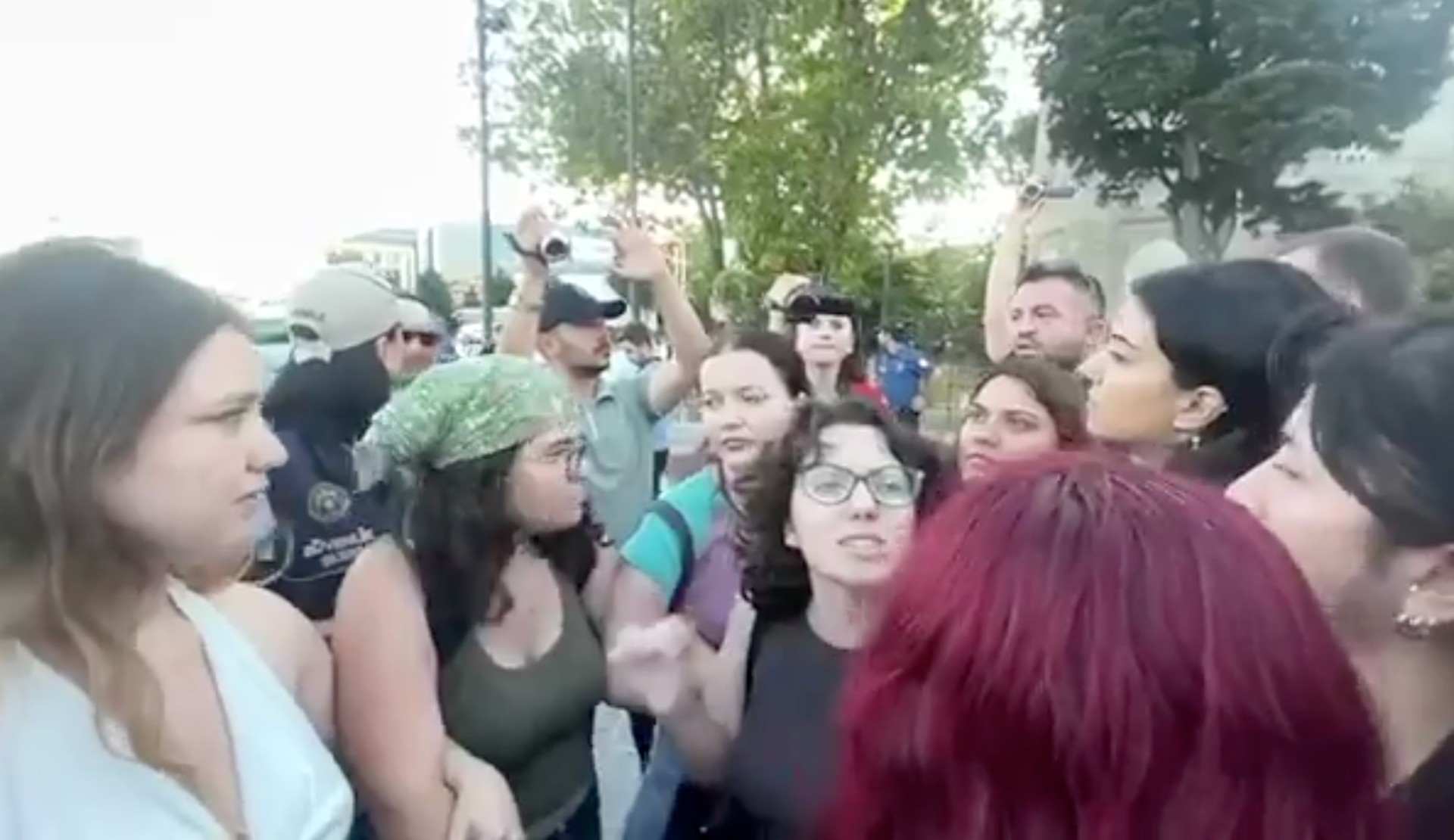 Demir Leblebi’den 15 kişi “LGBTİ+ içerikli” bildiri dağıttıkları gerekçesiyle gözaltına alındı! | Kaos GL - LGBTİ+ Haber Portalı