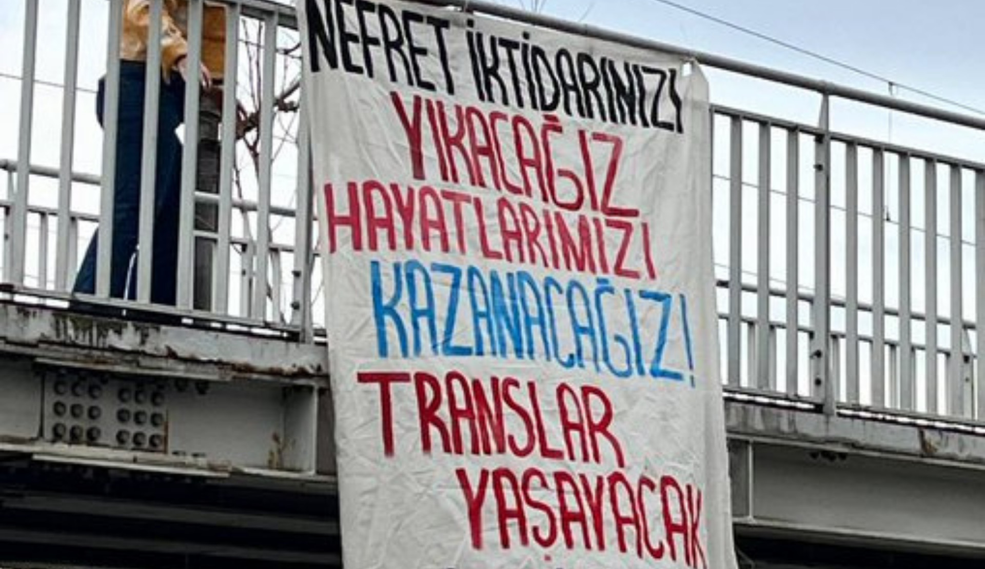 Demir Leblebi, nefret suçu mağduru transları anmak için Kadıköy’de pankart astı | Kaos GL - LGBTİ+ Haber Portalı Haber