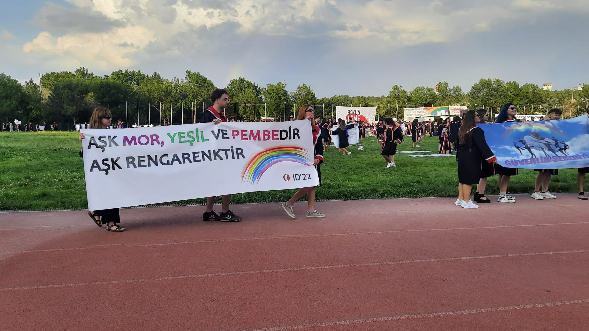 Devrim’de gökkuşağı açtı | Kaos GL - LGBTİ+ Haber Portalı Haber