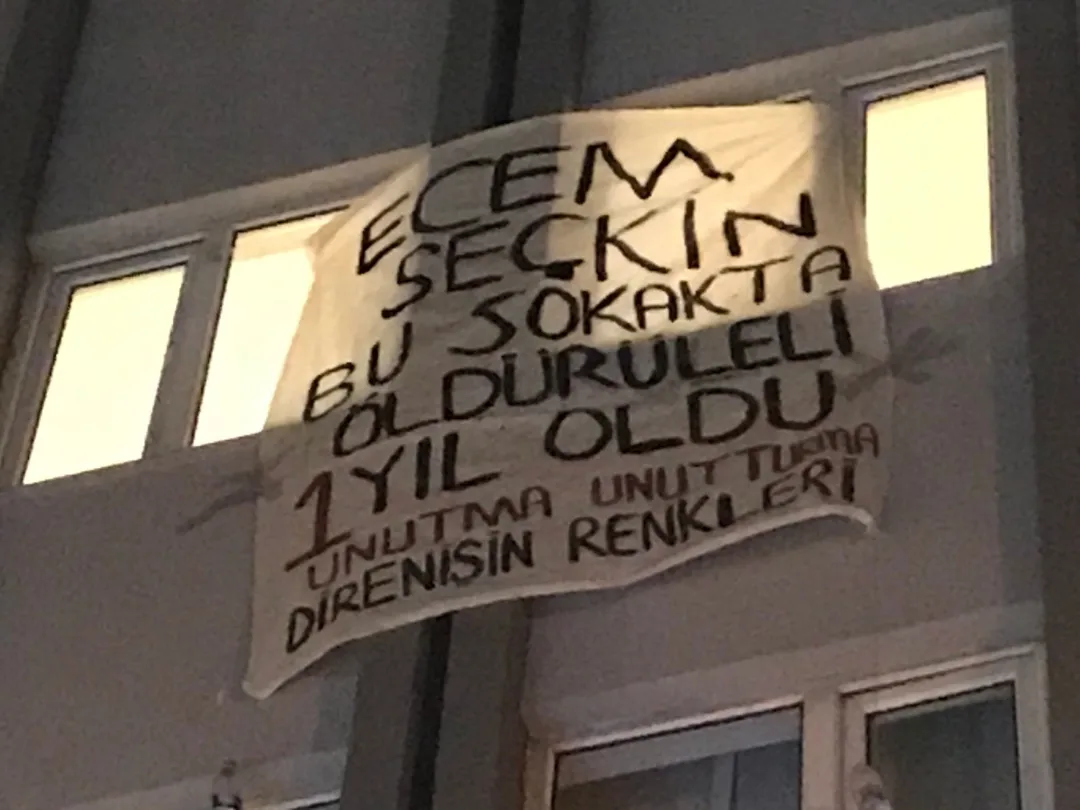 Direnişin Renkleri, Ecem Seçkin'in ölüm yıldönümünde Bornova Sokak’ta pankart astı | Kaos GL - LGBTİ+ Haber Portalı Haber