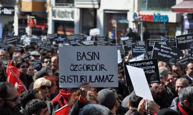 DİSK Basın-İş: “Elif Akgül, Ercüment Akdeniz, Reyhan Hacıoğlu ve Yıldız Tar için özgürlük talebimizi bir kez daha haykırdığımız meydanlar olacak” | Kaos GL - LGBTİ+ Haber Portalı Haber