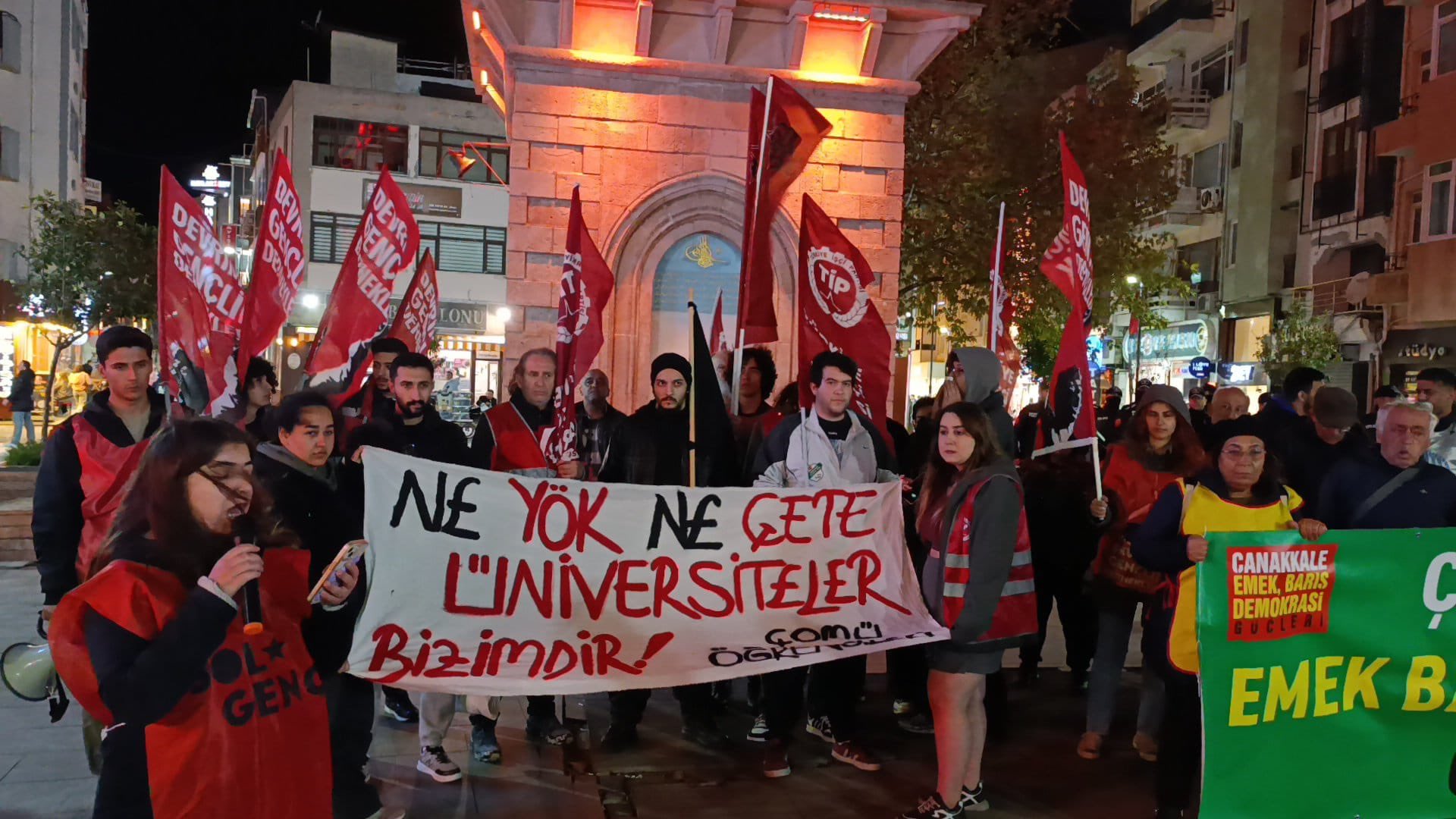 During the Çanakkale YÖK protest, police attacked LGBTI+ people and attempted to seize the rainbow flag | Kaos GL - News Portal for LGBTI+ News