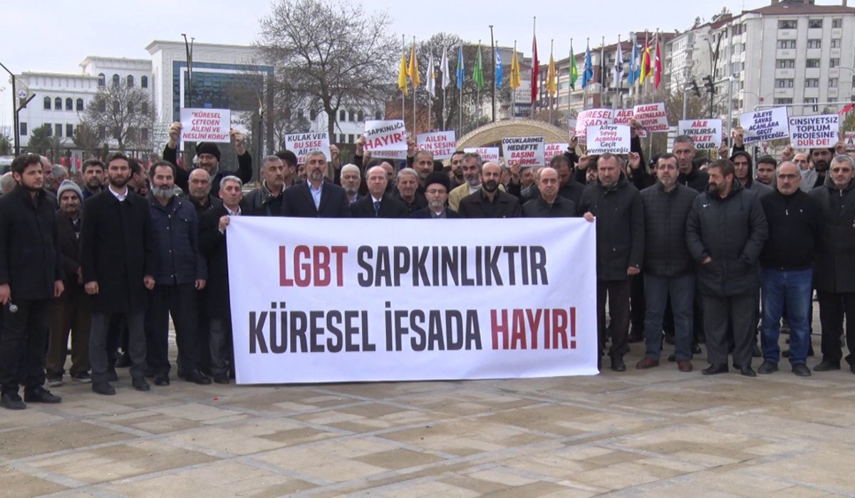 Elazığ Cumhuriyet Meydanı’nda LGBTİ+ düşmanı miting | Kaos GL - LGBTİ+ Haber Portalı Haber