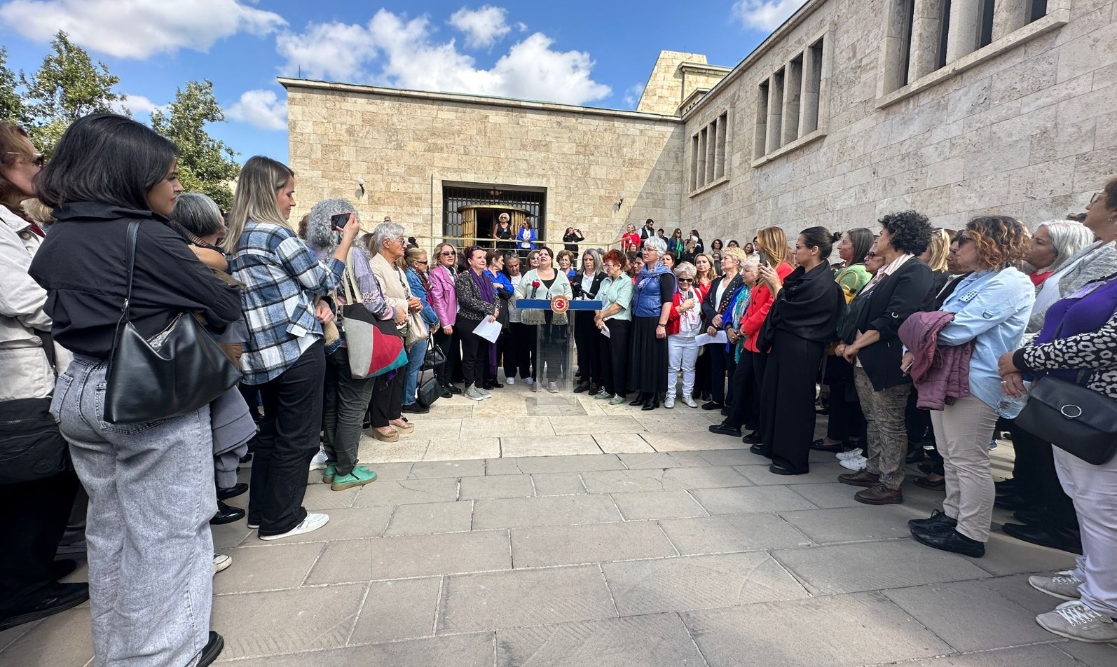 EŞİK, Meclis’te: İktidarın LGBTİ+’lara karşı nefret suçları insan haklarına saygısızlık | Kaos GL - LGBTİ+ Haber Portalı Haber